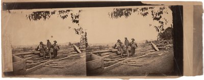 3 prigionieri ribelli dietro le opere di difesa, 1863 da Mathew B. Brady